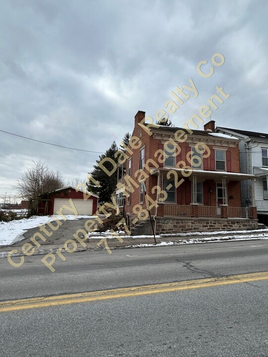 26 S Main St in Dover, PA - Building Photo