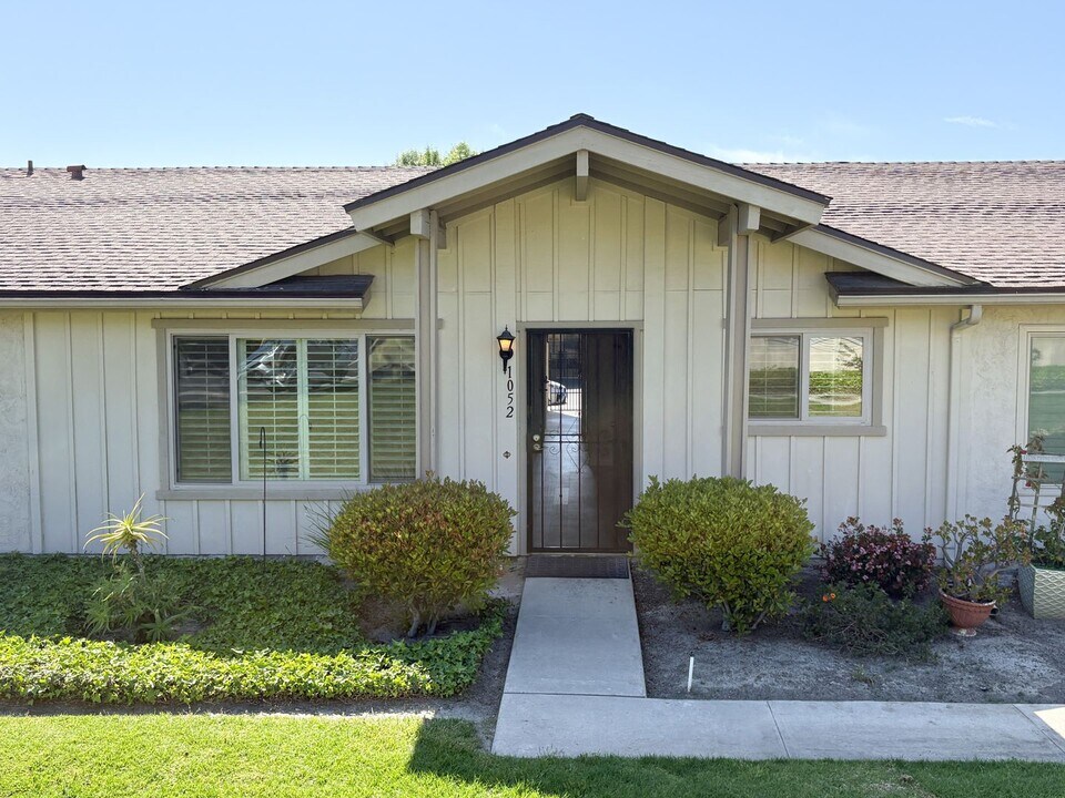 1052 Plover Way in Oceanside, CA - Building Photo