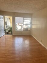 Rochester Gardens in Los Angeles, CA - Building Photo