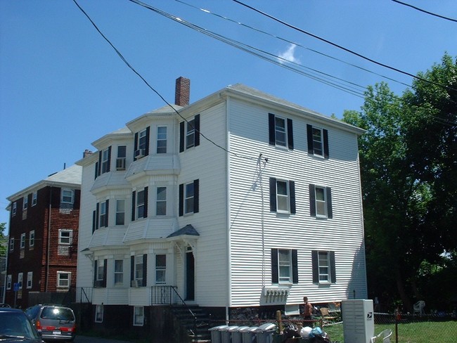 130 Baker St in Fall River, MA - Foto de edificio - Building Photo