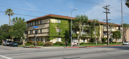 Royal Garden Apartments in Reseda, CA - Building Photo - Building Photo