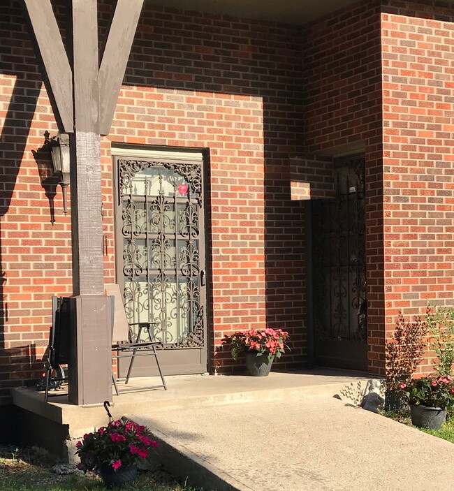 220 NW Highland Ln in Blue Springs, MO - Foto de edificio - Building Photo