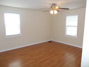 536 Spikenard St in Carnegie, PA - Building Photo - Building Photo