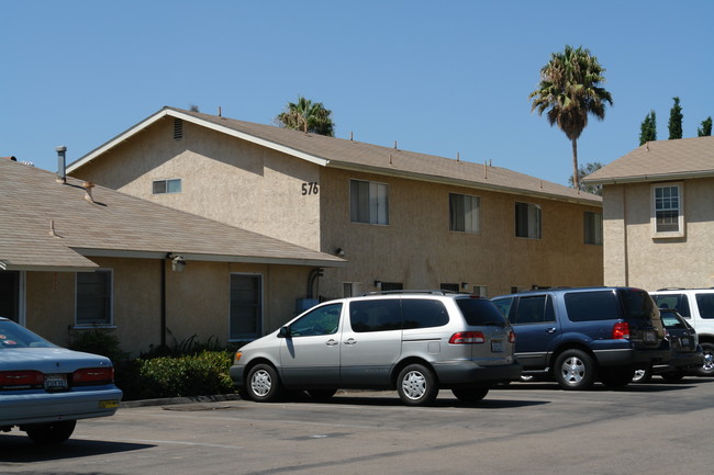 Grape Villas in El Cajon, CA - Foto de edificio - Building Photo