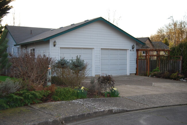 939 SW Fellows Ct in McMinnville, OR - Building Photo - Building Photo