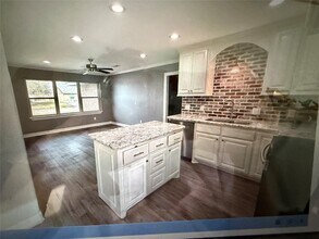 104 Mimosa St in Lake Jackson, TX - Building Photo - Building Photo