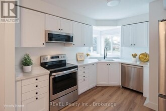 2137 Mt Forest Dr in Burlington, ON - Building Photo - Building Photo