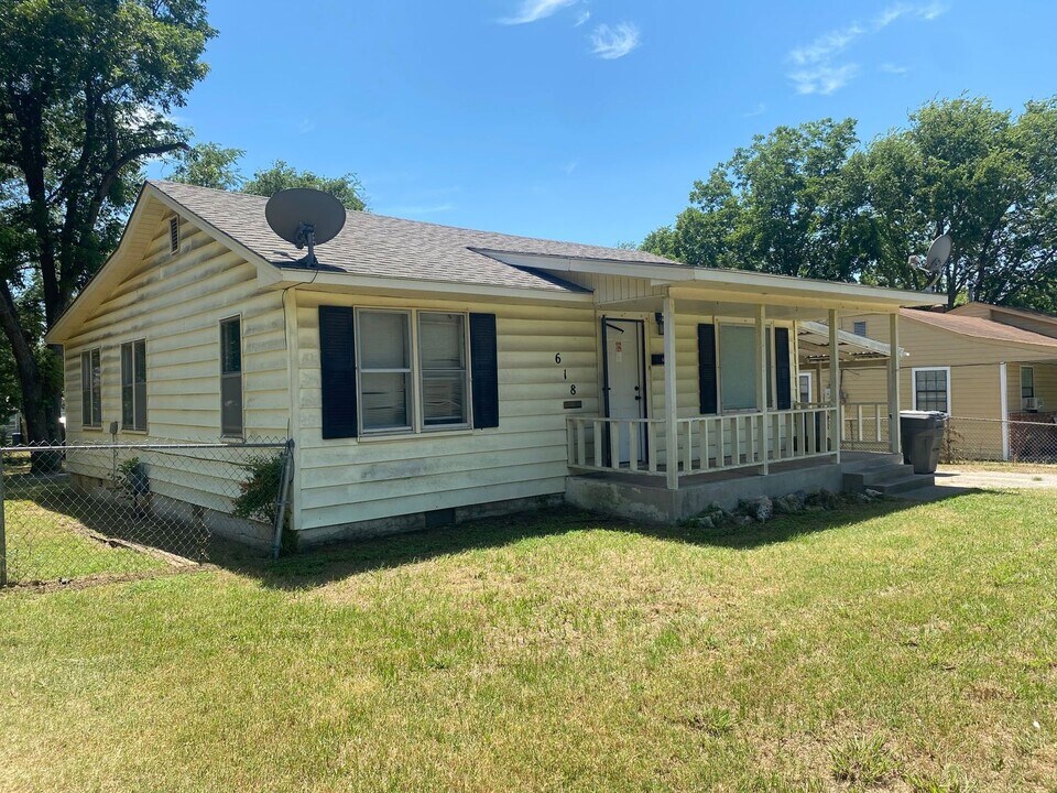 618 13th Ave NW in Ardmore, OK - Building Photo