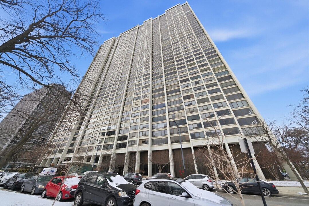 2800 N Lake Shore Dr, Unit # 03015 in Chicago, IL - Building Photo