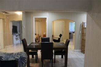 28 NE 164th St in Miami, FL - Building Photo - Building Photo