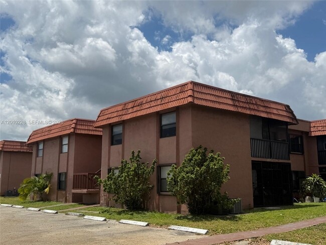 6540 W 27th Ct in Hialeah, FL - Building Photo - Building Photo