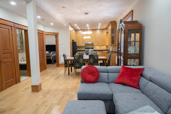 property at 1475 Rue Saint-Zotique Est