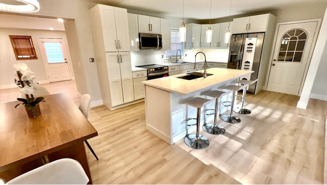 property at 1605 Ivy Dr