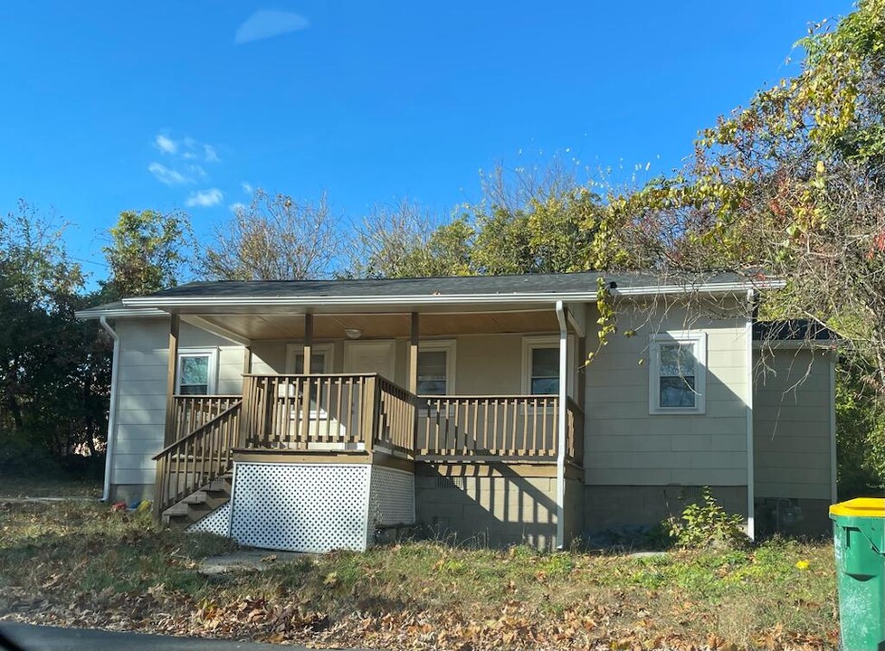 907 Cedar St in Hopewell, VA - Foto de edificio