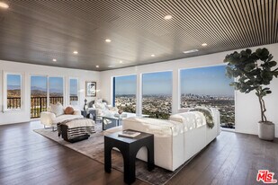 8300 Grand View Dr in Los Angeles, CA - Building Photo