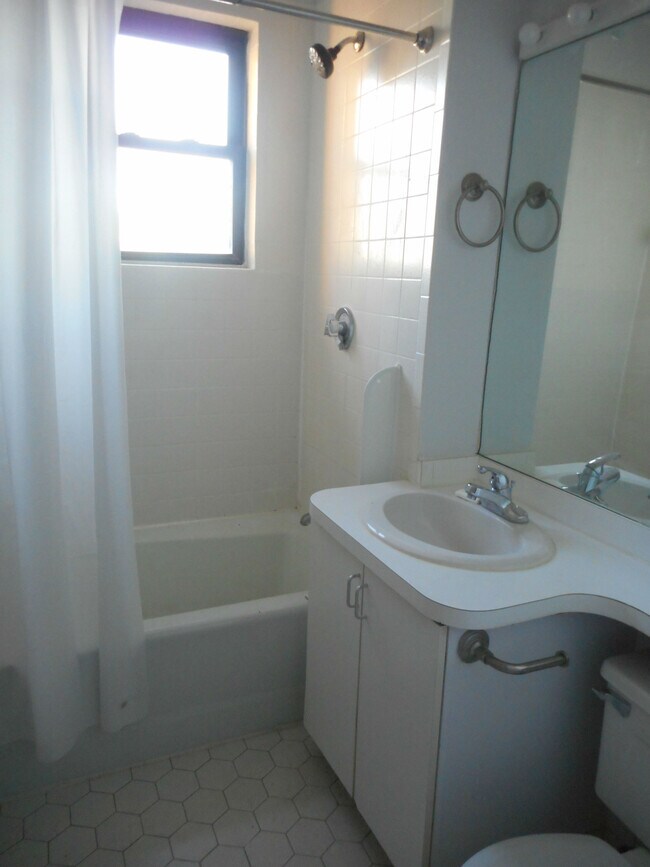 842 Beacon St, Unit 3 in Boston, MA - Building Photo - Building Photo