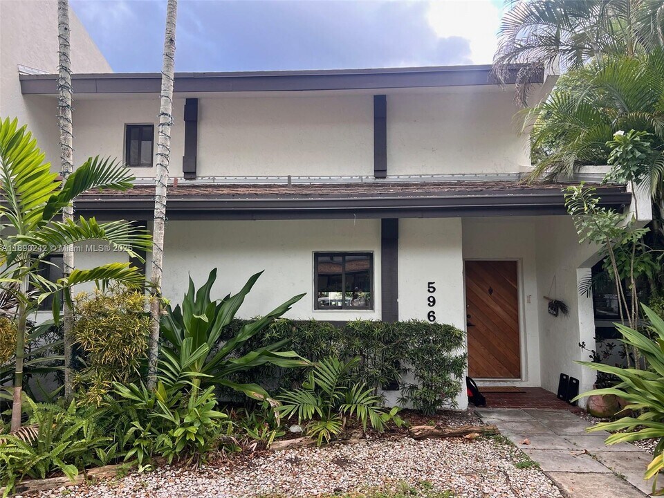 596 NE 199th Terrace in Miami, FL - Building Photo