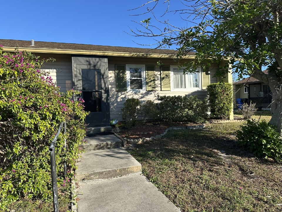 1925 Settlement Rd in Venice, FL - Building Photo