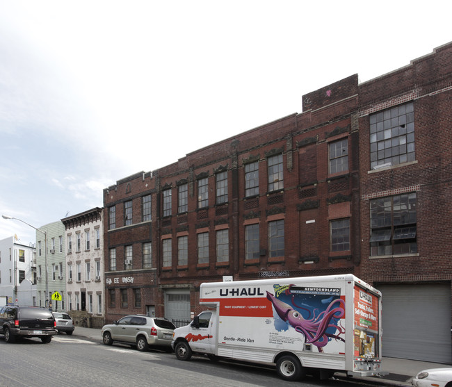 The Umbrella Factory in Brooklyn, NY - Foto de edificio - Building Photo