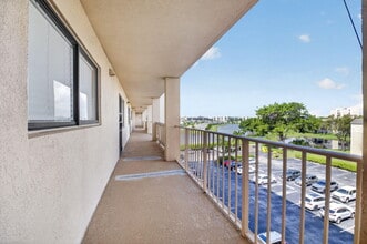 7076 Huntington Ln in Delray Beach, FL - Building Photo - Building Photo