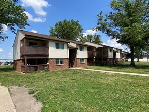 17th Place Apartments in Mattoon, IL - Foto de edificio - Building Photo