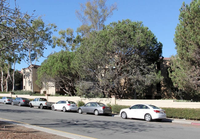 La Jolla del Sol Apartments in San Diego, CA - Building Photo - Building Photo