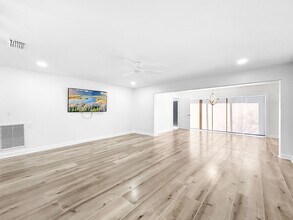 349 La Hacienda Dr in Indian Rocks Beach, FL - Building Photo - Building Photo