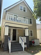 315 E Garfield Ave, Unit Upper in Milwaukee, WI - Foto de edificio - Building Photo