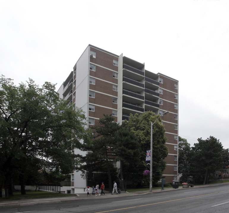 4875 Dundas St W in Toronto, ON - Building Photo