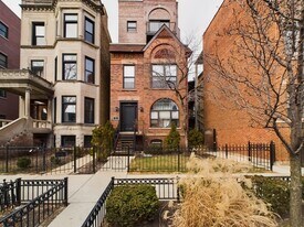 632 W Barry Ave in Chicago, IL - Building Photo