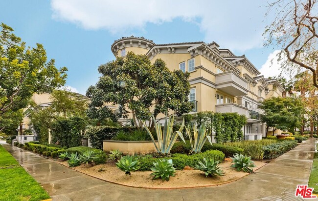 7101 Playa Vista Dr in Los Angeles, CA - Building Photo - Building Photo