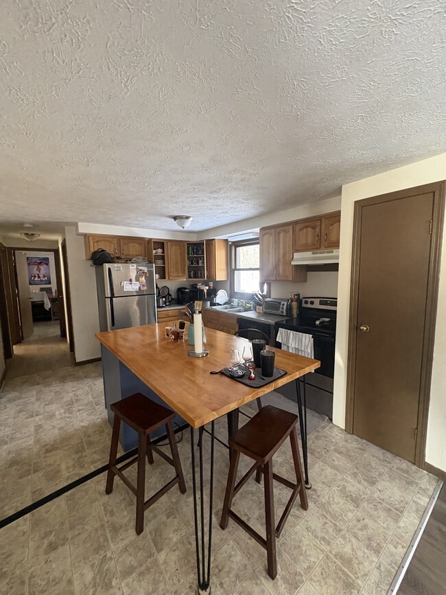 98 Pelham Rd in Amherst, MA - Building Photo - Building Photo