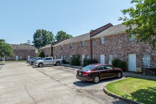 Golden Eagle Townhouses in Hattiesburg, MS - Building Photo