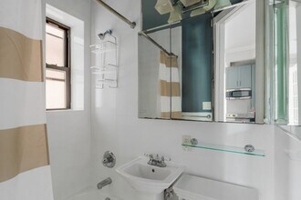330 E 35th St, Unit 35 in New York, NY - Building Photo - Building Photo