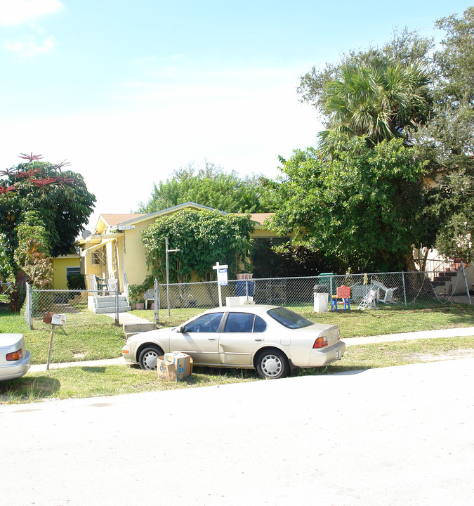 1238 NE 110th St in Miami, FL - Foto de edificio