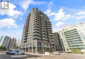 1606 Charles St in Whitby, ON - Building Photo