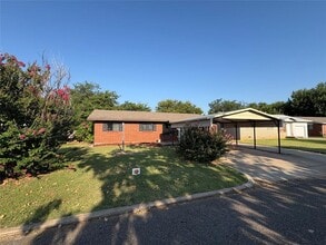 2605 Queensbury Rd in Moore, OK - Foto de edificio - Building Photo