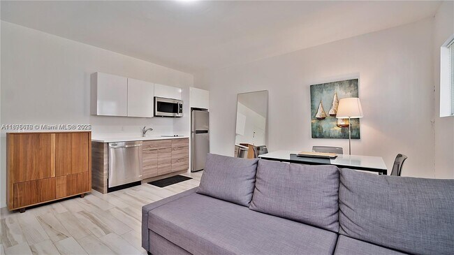 1560 Meridian Ave in Miami Beach, FL - Building Photo - Building Photo