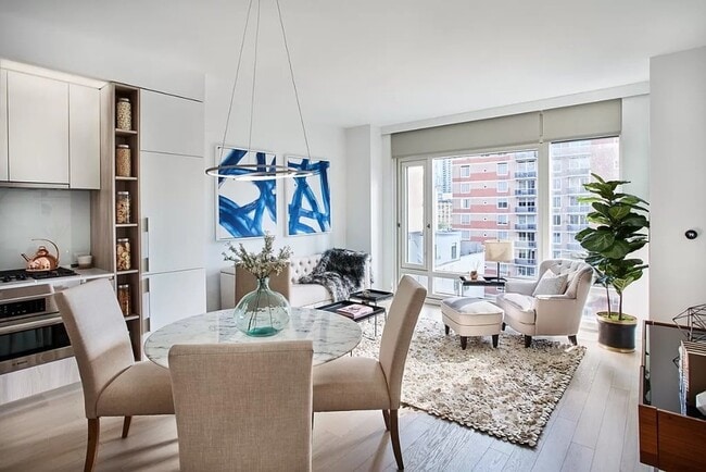 635 W 42nd St, Unit 8-32 in New York, NY - Foto de edificio - Building Photo