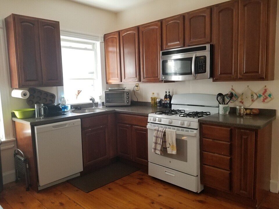 188 Boylston St, Unit 1 in Boston, MA - Building Photo