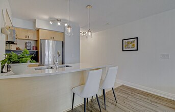 482 Lake Shore Blvd W in Toronto, ON - Building Photo - Building Photo