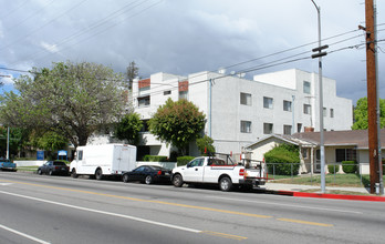 14007 Vanowen St in Van Nuys, CA - Building Photo - Building Photo