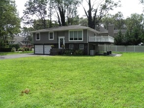 2 Argyle Pl in Smithtown, NY - Building Photo - Building Photo