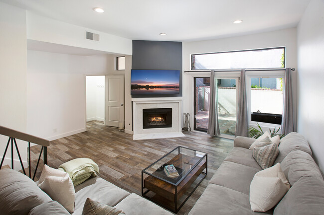 18755 Hatteras St in Tarzana, CA - Building Photo - Building Photo