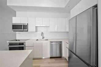 101 Diplomat Pkwy, Unit 2306 in Hallandale Beach, FL - Foto de edificio - Building Photo