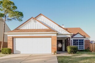 2504 Creekwood Ln in Fort Worth, TX - Building Photo