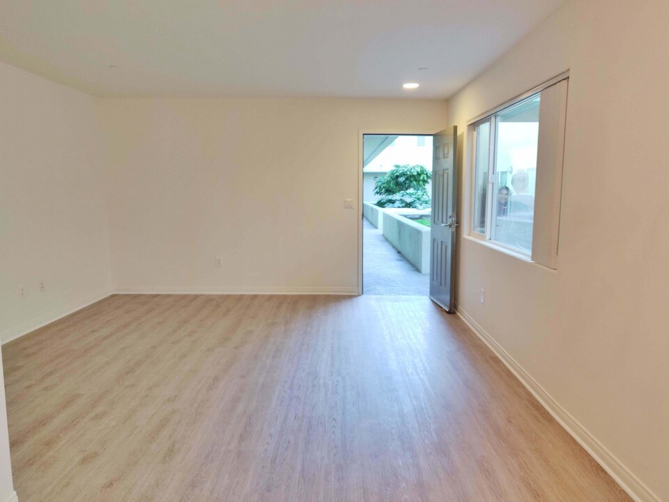 326 S Westlake Ave-Unit -102 in Los Angeles, CA - Building Photo