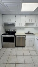 7900 Tatum Waterway Dr in Miami Beach, FL - Building Photo - Building Photo
