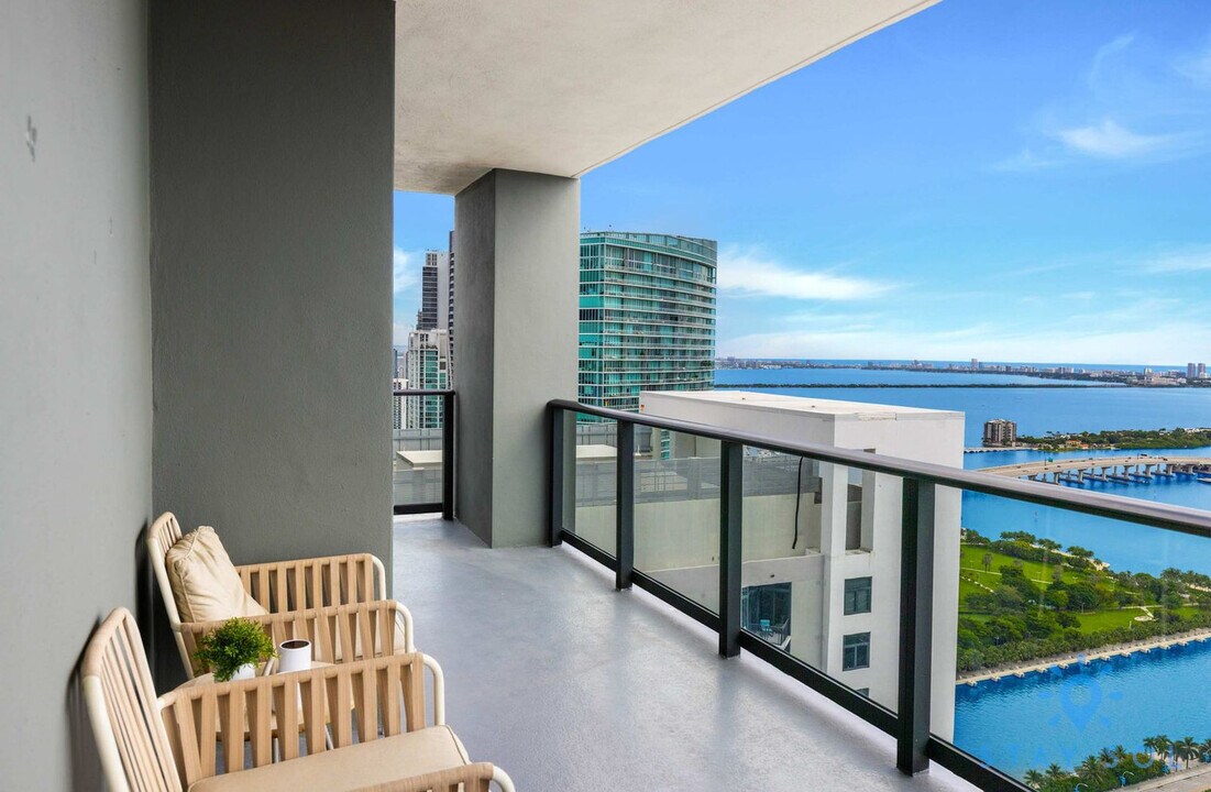 601 NE 1st Ave in Miami, FL - Building Photo