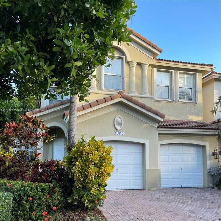 10815 NW 84th Ln in Doral, FL - Foto de edificio